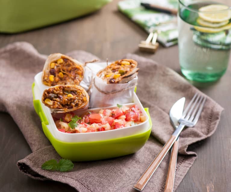 Wegańskie burrito i salsa pomidorowa z ananasem Wegańskie burrito i salsa pomidorowa z ananasem