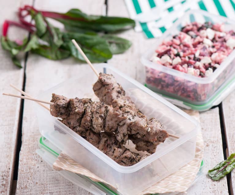 Pilaw z botwinką i souvlaki wieprzowe na patyku Pilaw z botwinką i souvlaki wieprzowe na patyku