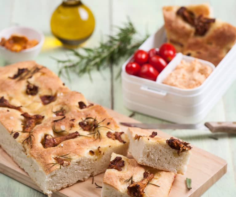 Focaccia z kurkami i rozmarynem, pasta serowo-śmietanowa Focaccia z kurkami i rozmarynem, pasta serowo-śmietanowa