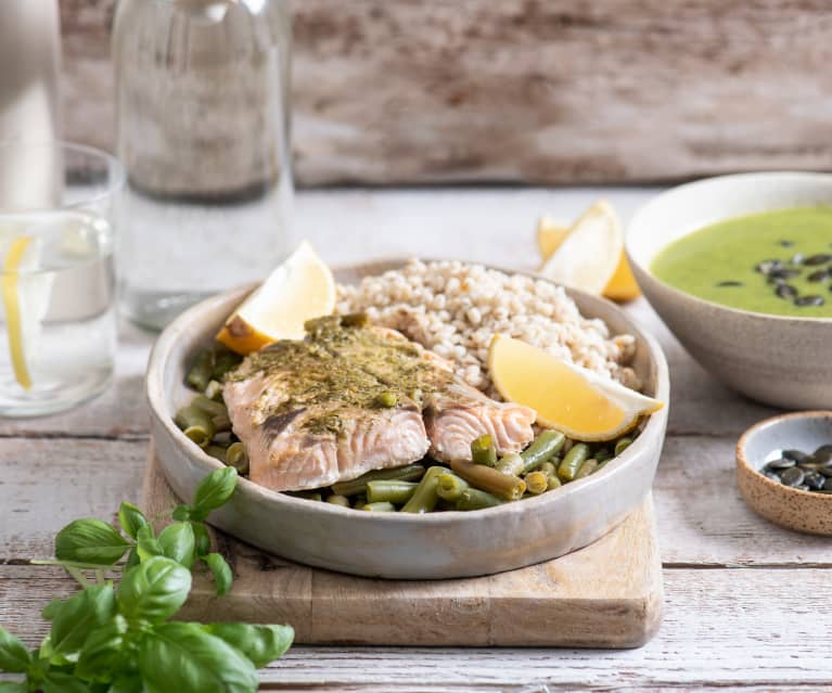 Łosoś na parze z pesto i pęczakiem, zupa krem ze szpinaku i brokułów Łosoś na parze z pesto i pęczakiem, zupa krem ze szpinaku i brokułów