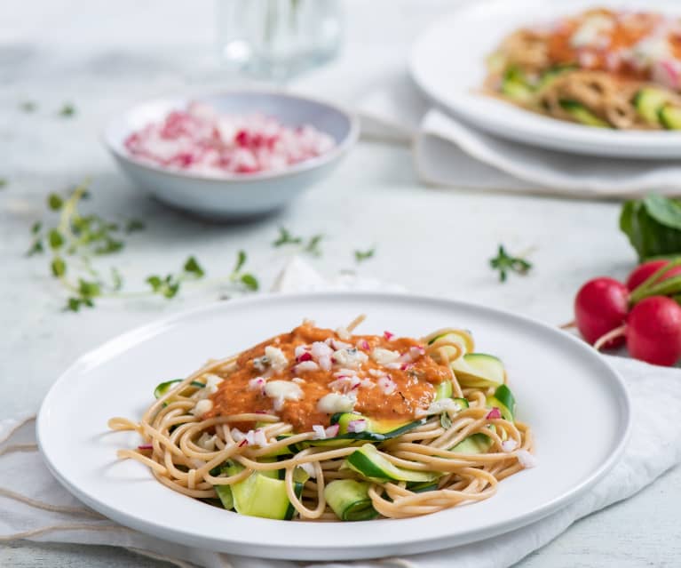 Spaghetti z cukinią z sosem pomidorowym i gorgonzolą Spaghetti z cukinią z sosem pomidorowym i gorgonzolą
