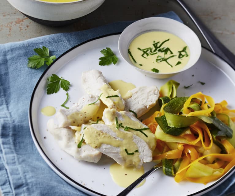 Zupa krem z warzyw, kurczak na parze, warzywne tagliatelle i sos musztardowy Zupa krem z warzyw, kurczak na parze, warzywne tagliatelle i sos musztardowy