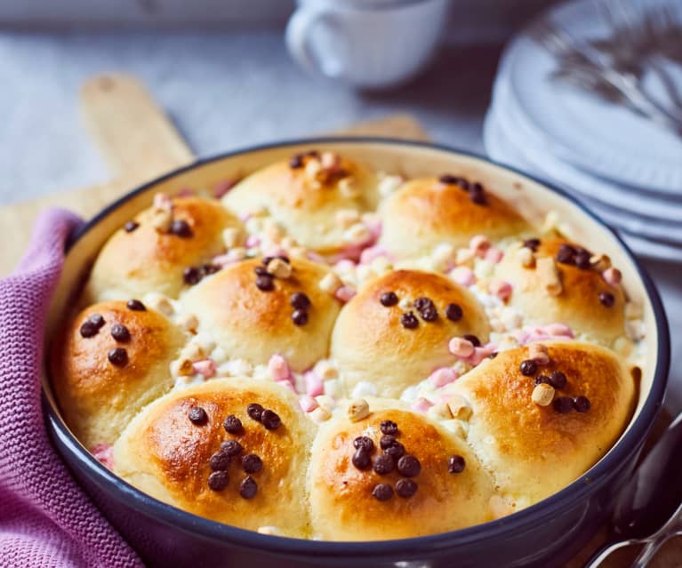 Bułeczki drożdżowe z groszkami czekolady i piankami marshmallow Bułeczki drożdżowe z groszkami czekolady i piankami marshmallow
