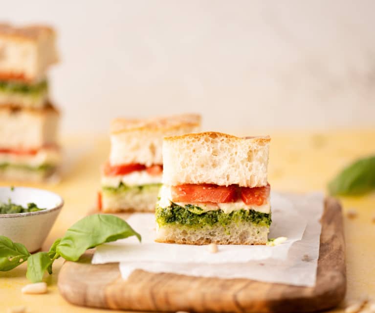 Kanapki z focacci z bazyliowym pesto, mozzarellą i pomidorem Kanapki z focacci z bazyliowym pesto, mozzarellą i pomidorem