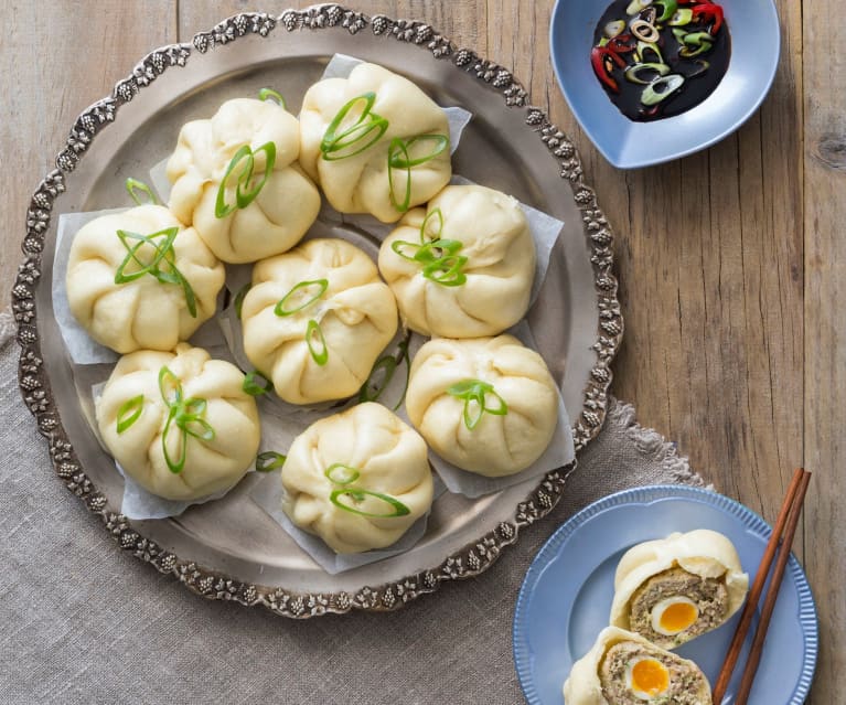 Pierożki bánh bao z wieprzowiną i jajkiem przepiórczym Pierożki bánh bao z wieprzowiną i jajkiem przepiórczym