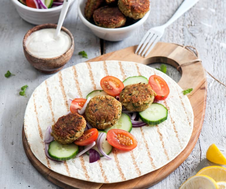 Ziołowe falafele z sosem jogurtowym z tahini Ziołowe falafele z sosem jogurtowym z tahini