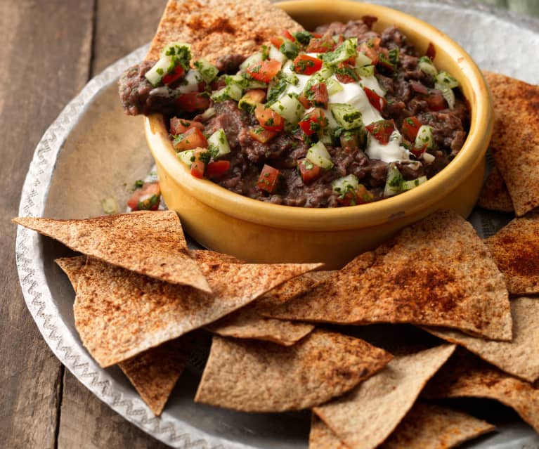 Meksykański dip z czarnej fasoli z chipsami tortilla Meksykański dip z czarnej fasoli z chipsami tortilla