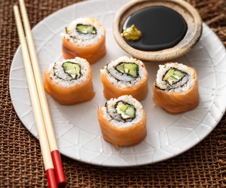 Sushi z wędzonym łososiem Sushi z wędzonym łososiem