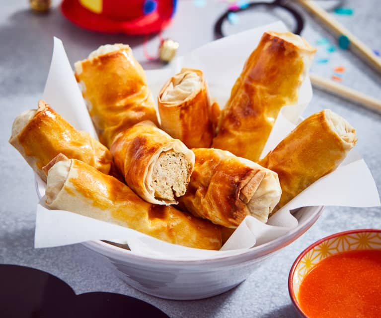 Roladki mięsne w cieście filo z sosem chili Roladki mięsne w cieście filo z sosem chili