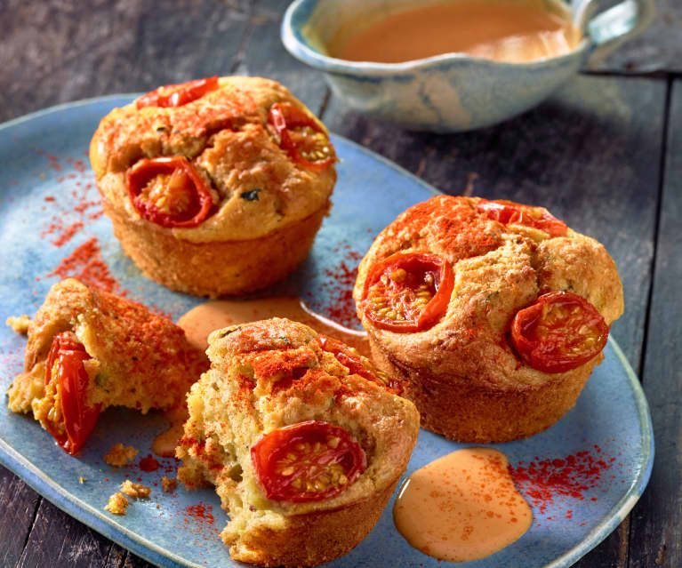 Muffiny cukiniowo-pomidorowe z kremowym sosem serowym Muffiny cukiniowo-pomidorowe z kremowym sosem serowym
