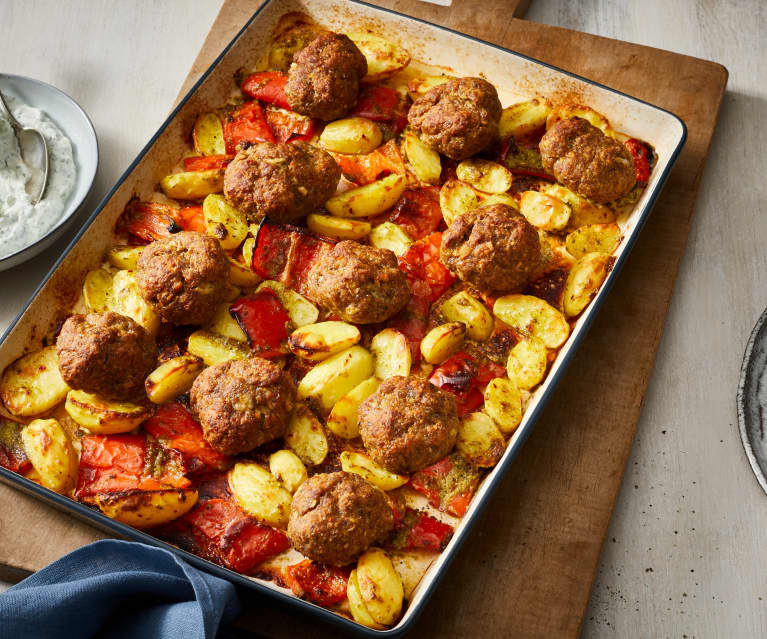 Pieczone pulpety i pikantne ziemniaki z papryką Pieczone pulpety i pikantne ziemniaki z papryką
