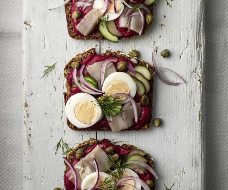 Kanapki z burakiem i marynowanym śledziem (Smørrebrød) Kanapki z burakiem i marynowanym śledziem (Smørrebrød)
