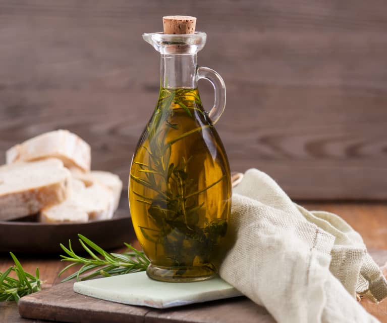 Oliwa aromatyzowana rozmarynem, szałwią i tymiankiem Oliwa aromatyzowana rozmarynem, szałwią i tymiankiem