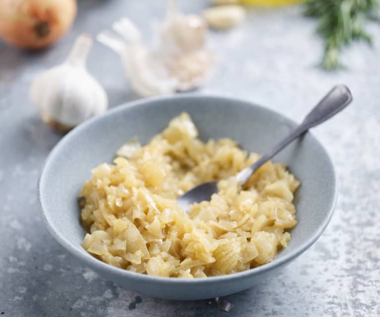 Delikatne rumienienie cebuli i czosnku Delikatne rumienienie cebuli i czosnku