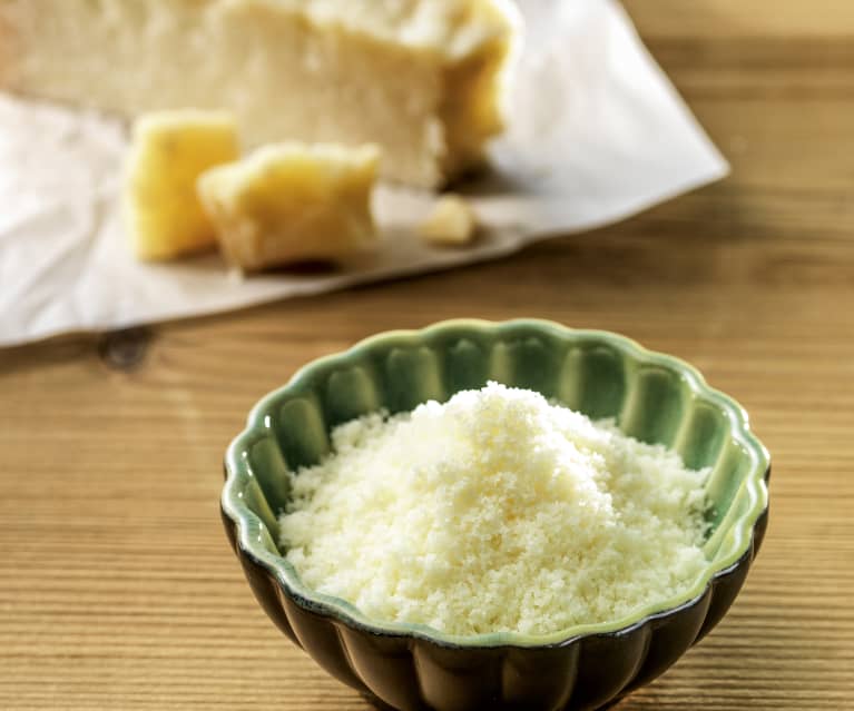 Rozdrabnianie parmezanu Rozdrabnianie parmezanu