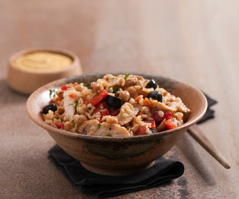 Sałatka z kaszą bulgur, kurczakiem i sosem mango-tahini Sałatka z kaszą bulgur, kurczakiem i sosem mango-tahini