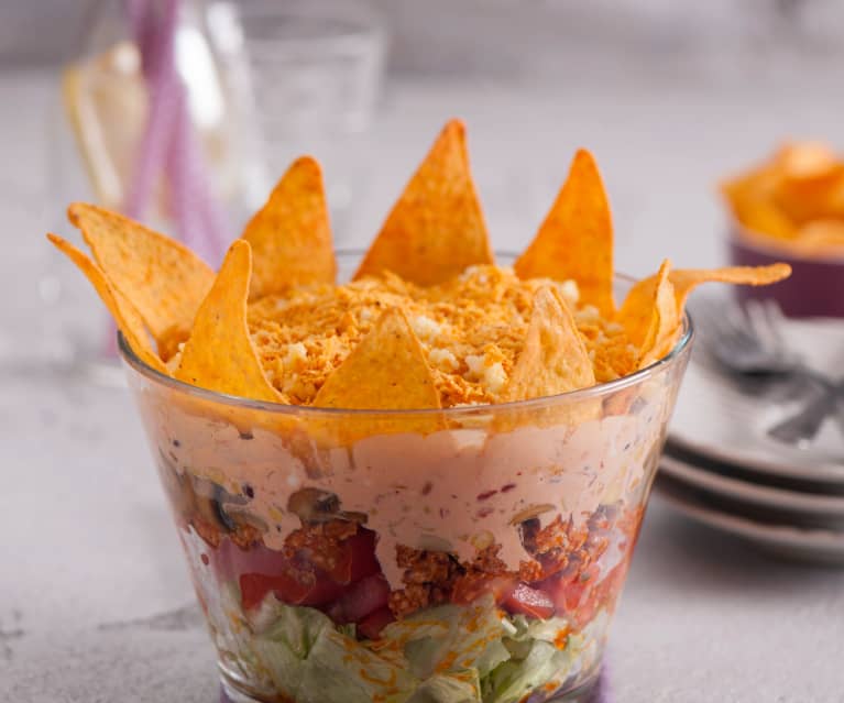 Sałatka w stylu meksykańskim z mięsem i nachos Sałatka w stylu meksykańskim z mięsem i nachos