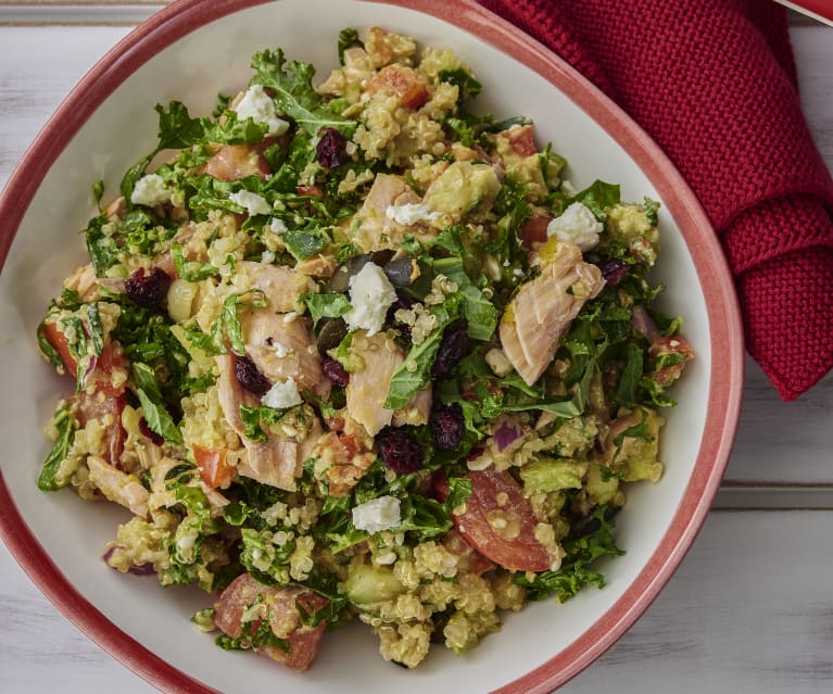 Sałatka z łososia, quinoa z warzywami i serem feta Sałatka z łososia, quinoa z warzywami i serem feta