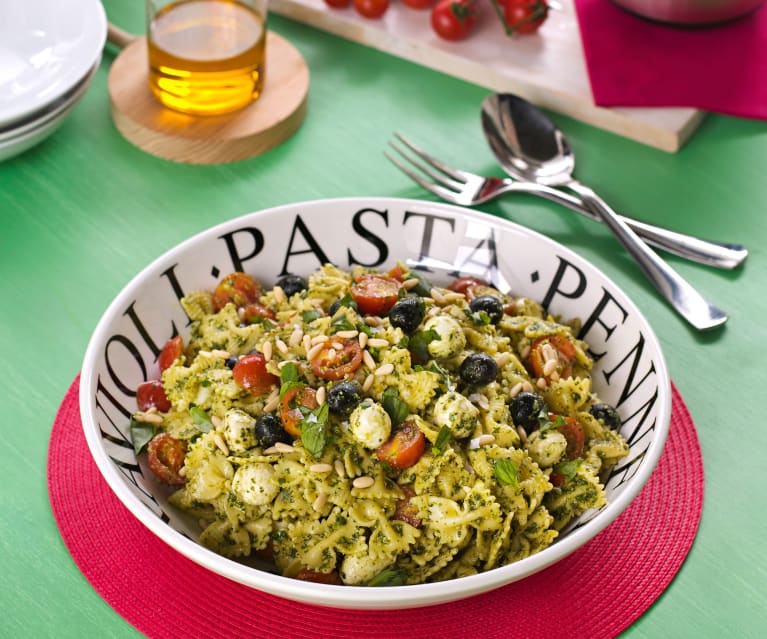 Włoska sałatka z makaronem i pesto Włoska sałatka z makaronem i pesto