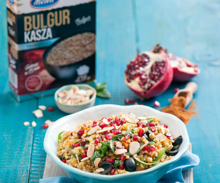 Marokańska sałatka z kaszą bulgur, granatem, migdałami, marchewką i ziołowym pesto Marokańska sałatka z kaszą bulgur, granatem, migdałami, marchewką i ziołowym pesto