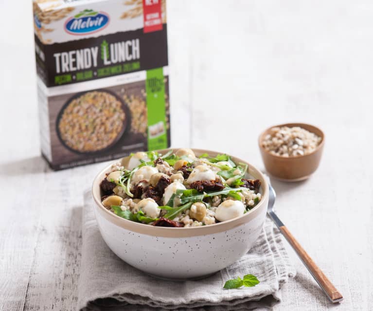 Sałatka Trendy Lunch z pęczakiem, kaszą bulgur i zieloną soczewicą Sałatka Trendy Lunch z pęczakiem, kaszą bulgur i zieloną soczewicą