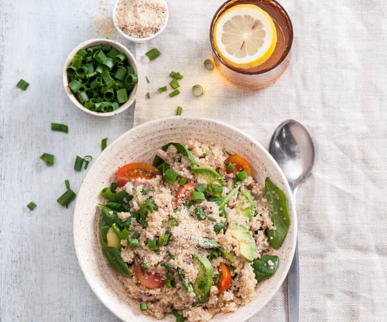 Sałatka mocy z quinoa, awokado i szpinakiem Sałatka mocy z quinoa, awokado i szpinakiem