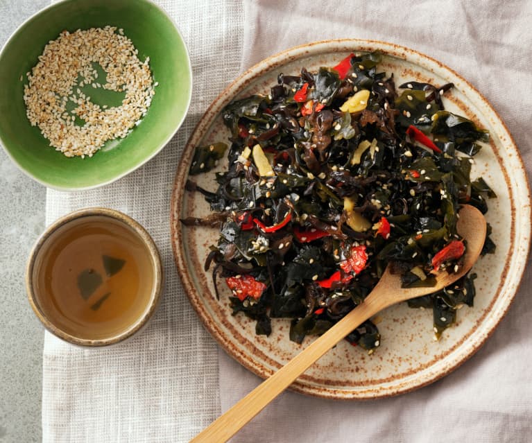 Sałatka z wodorostów wakame z grzybami mun i sezamem Sałatka z wodorostów wakame z grzybami mun i sezamem