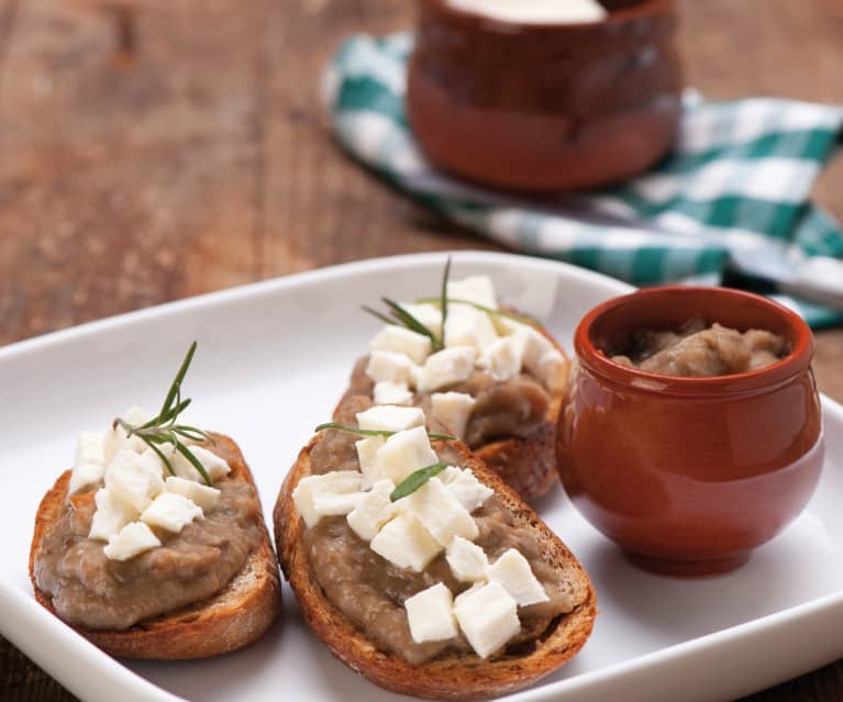 Crostini z kremem z bakłażana i mozzarellą Crostini z kremem z bakłażana i mozzarellą