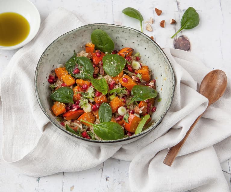 Sałatka z komosy ryżowej (quinoa) z pieczoną dynią i granatem Sałatka z komosy ryżowej (quinoa) z pieczoną dynią i granatem