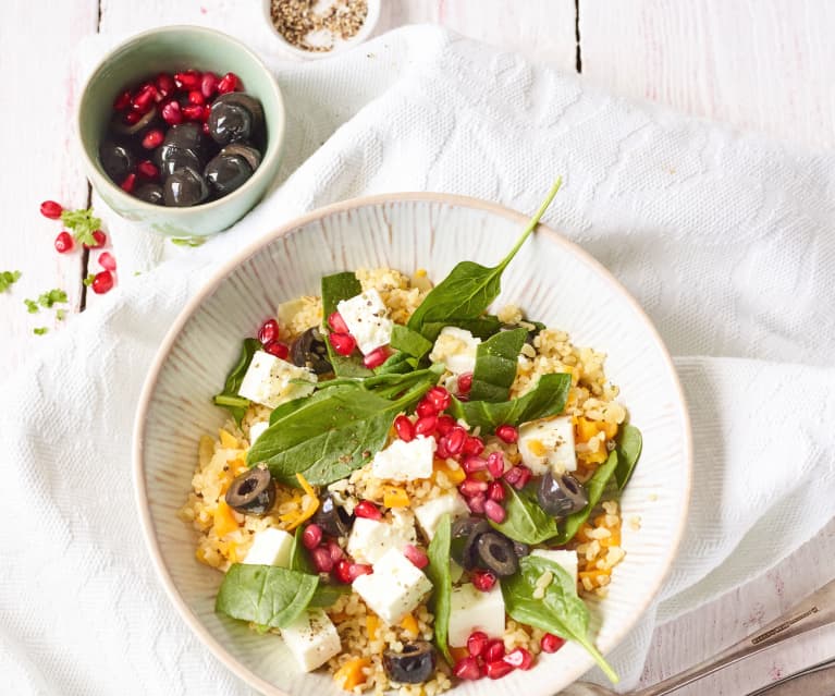 Sałatka z kaszą bulgur, szpinakiem i fetą Sałatka z kaszą bulgur, szpinakiem i fetą