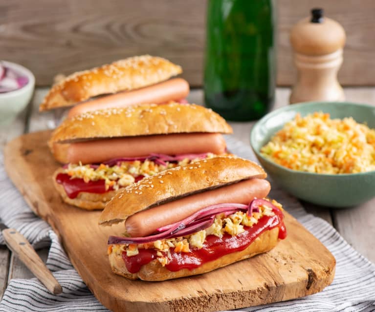 Fit hot-dogi z surówką i marynowaną cebulą Fit hot-dogi z surówką i marynowaną cebulą