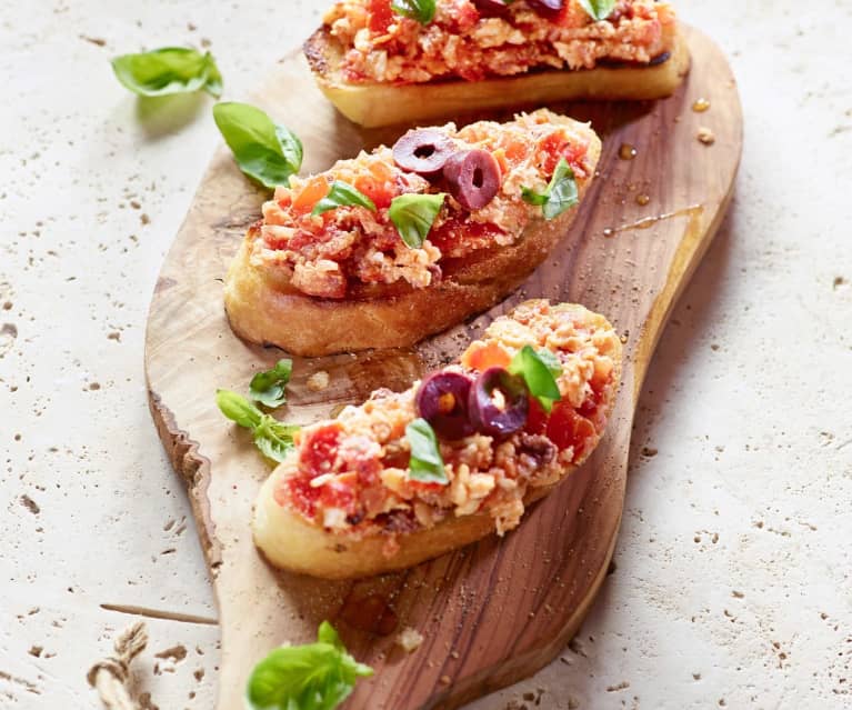 Bruschetta z pomidorami i mozzarellą Bruschetta z pomidorami i mozzarellą
