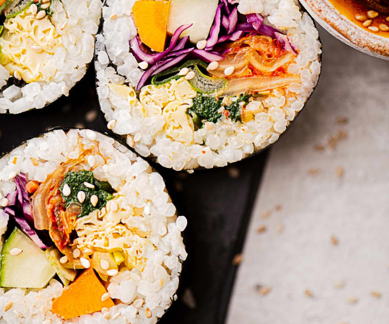 Wegetariański kimbap z omletem i szpinakiem Wegetariański kimbap z omletem i szpinakiem