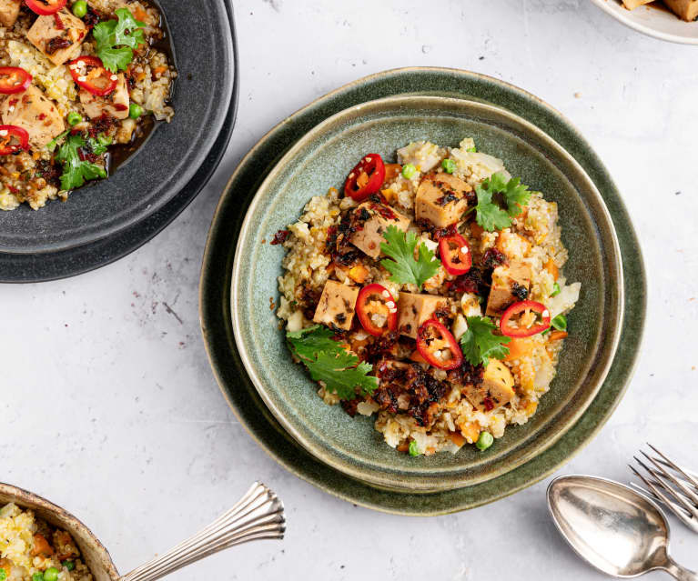Sałatka na ciepło z tofu i komosą ryżową (quinoa) Sałatka na ciepło z tofu i komosą ryżową (quinoa)