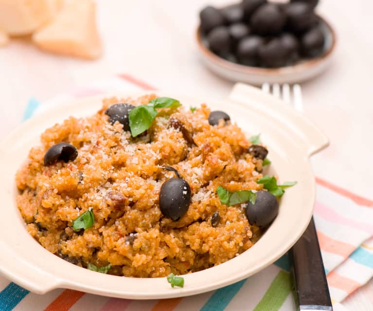 Sałatka z quinoa z chrupiącymi warzywami Sałatka z quinoa z chrupiącymi warzywami
