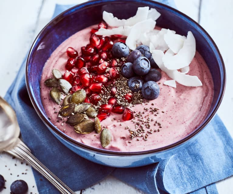 Smoothie bowl z awokado i pestkami granatu Smoothie bowl z awokado i pestkami granatu