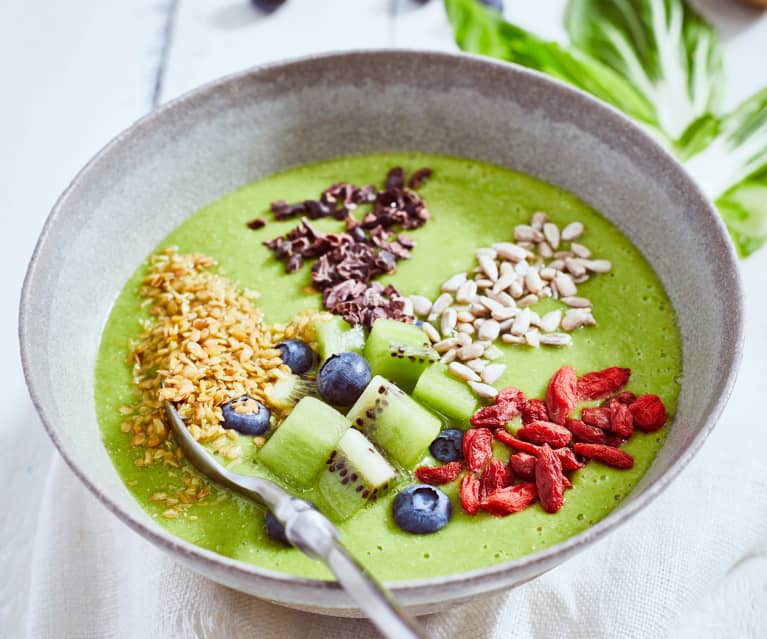 Smoothie bowl ze szpinakiem i jagodami goji Smoothie bowl ze szpinakiem i jagodami goji
