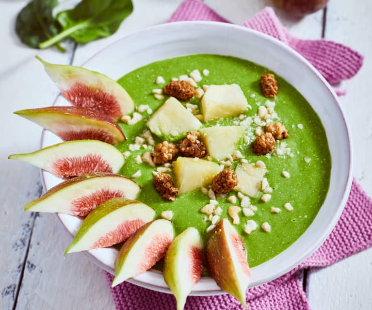 Smoothie bowl ze szpinakiem i morwą Smoothie bowl ze szpinakiem i morwą