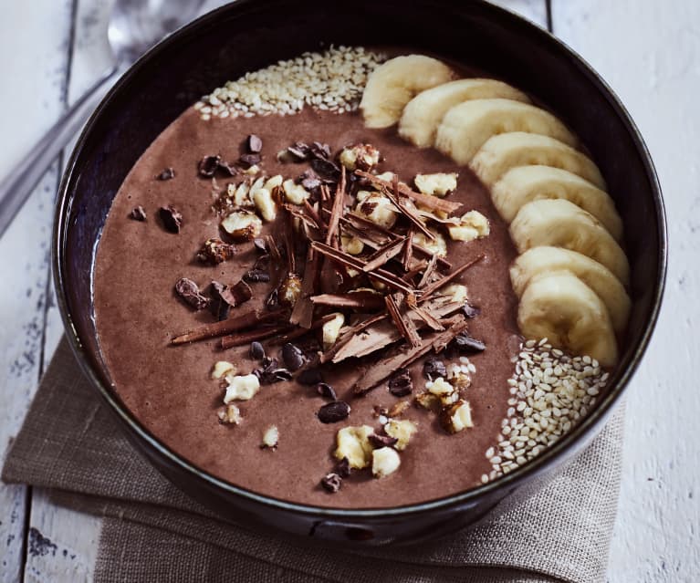 Smoothie bowl z orzechami i ziarnem kakaowca Smoothie bowl z orzechami i ziarnem kakaowca