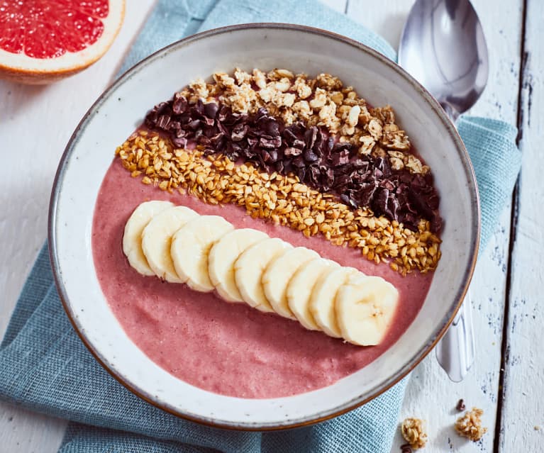 Smoothie bowl z wiśniami i ziarnami kakaowca Smoothie bowl z wiśniami i ziarnami kakaowca