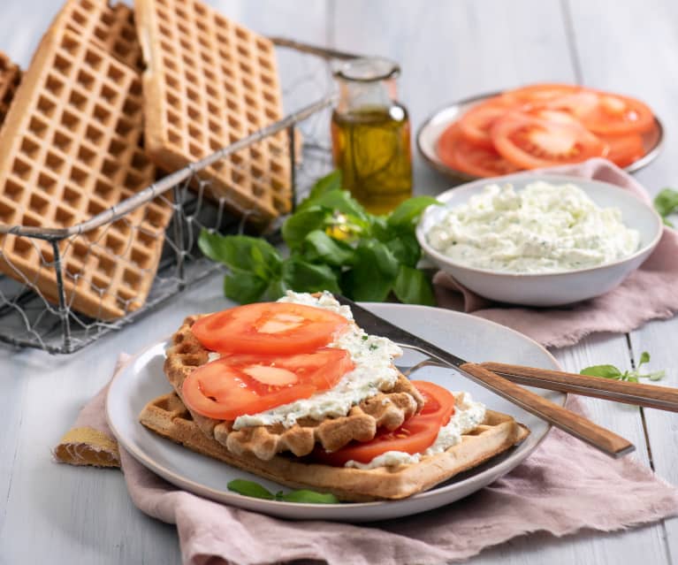 Gofry na mące owsianej z bazyliowym twarożkiem Gofry na mące owsianej z bazyliowym twarożkiem