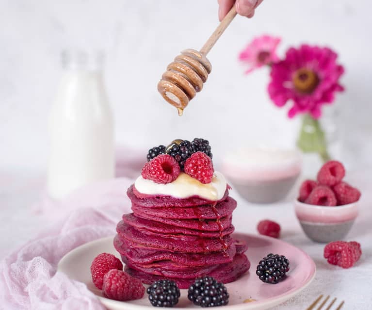 Różowe pancakes z serkiem waniliowym Różowe pancakes z serkiem waniliowym