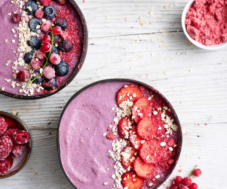 Różowe smoothie bowl z owocami i płatkami owsianymi Różowe smoothie bowl z owocami i płatkami owsianymi