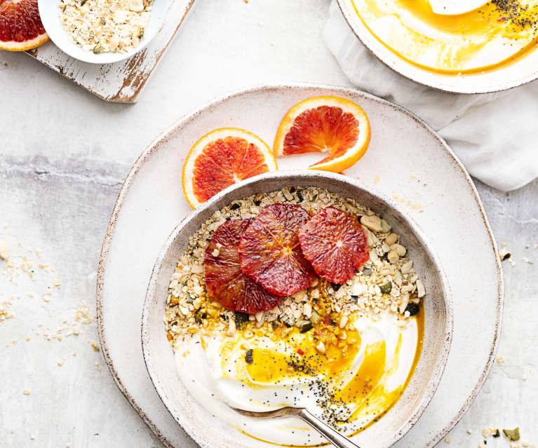 Śniadaniowy bowl ze skyrem, pomarańczą i syropem Śniadaniowy bowl ze skyrem, pomarańczą i syropem