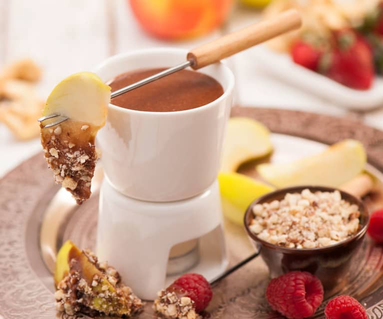 Fondue czekoladowe z owocami i orzechową posypką Fondue czekoladowe z owocami i orzechową posypką