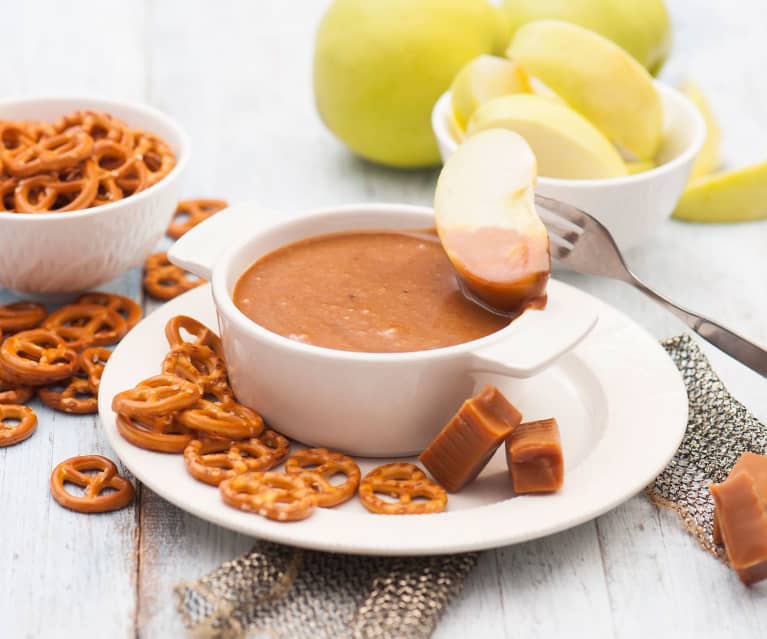 Fondue karmelowe z jabłkami i słonymi preclami Fondue karmelowe z jabłkami i słonymi preclami