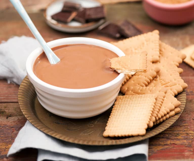 Fondue sernikowo-czekoladowe z herbatnikami Fondue sernikowo-czekoladowe z herbatnikami