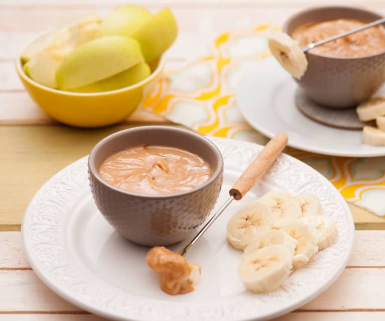 Fondue z masła orzechowego z owocami Fondue z masła orzechowego z owocami