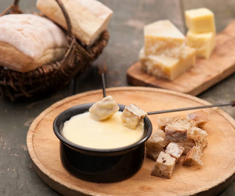 Fondue serowe z bagietką Fondue serowe z bagietką