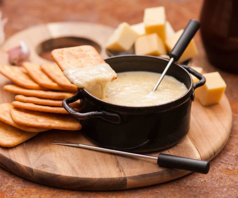 Fondue piwno-czosnkowo-serowe z krakersami Fondue piwno-czosnkowo-serowe z krakersami